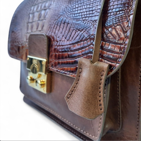 LAND LEATHER CRAFTSMANSHIP Croc Leather Crossbody Map Lock Key Flap Bag Charm - Picture 2 of 16